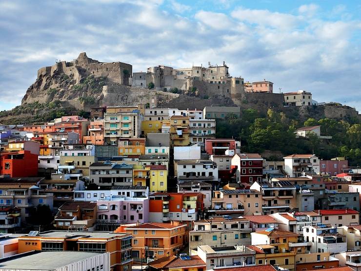 Cagliari – povijesni grad Sardinije iznad mora i stoljeća Mediterana