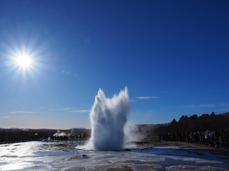 Gejzir Strokkur: kako nastaje erupcija koja svakih 5–10 minuta izbaci vodu do 30 metara
