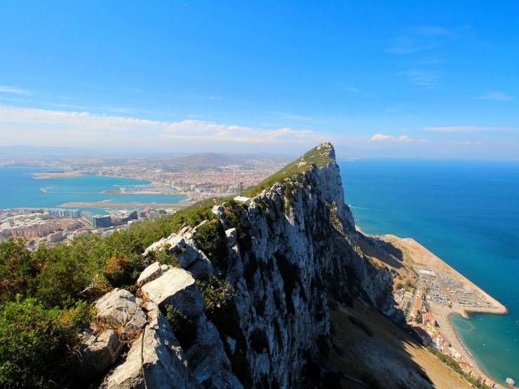 Gibraltar – britanska stijena na ulazu u Mediteran i kolonija makakija