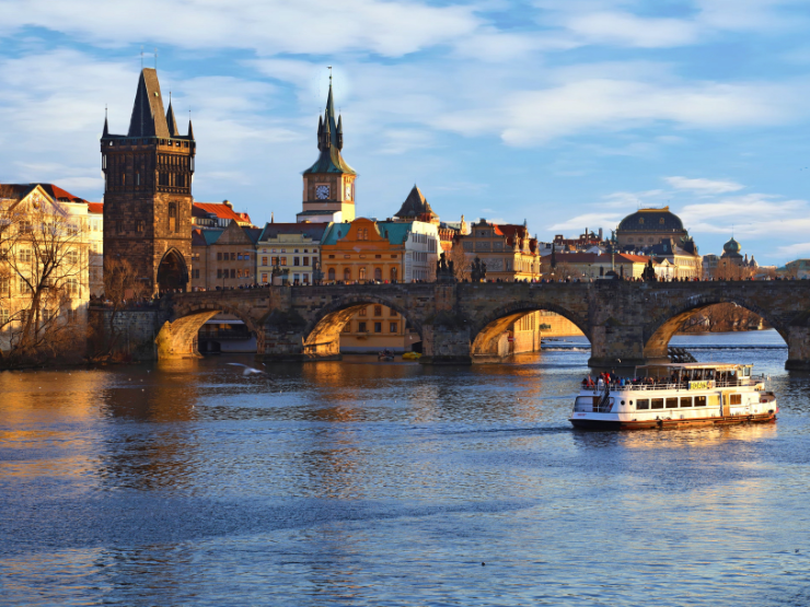 Karlov most u Pragu – most koji povezuje grad, Vltavu i povijest