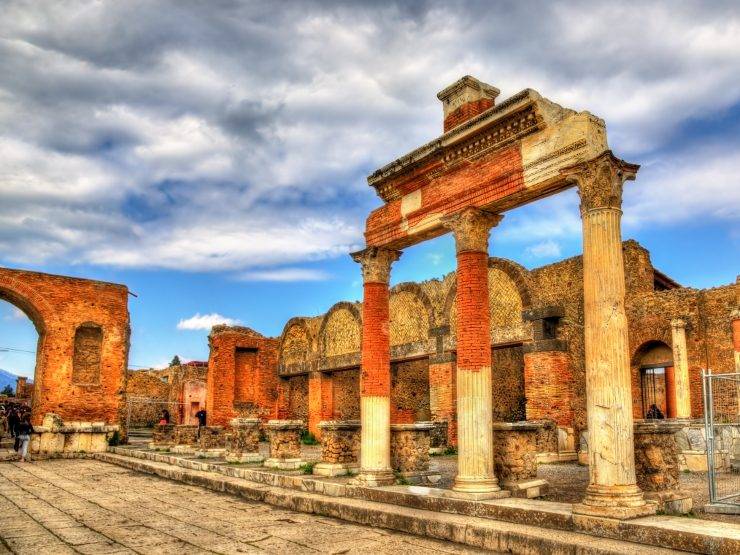 Pompeji: ulice i kuće rimskoga grada pod pepelom Vezuva