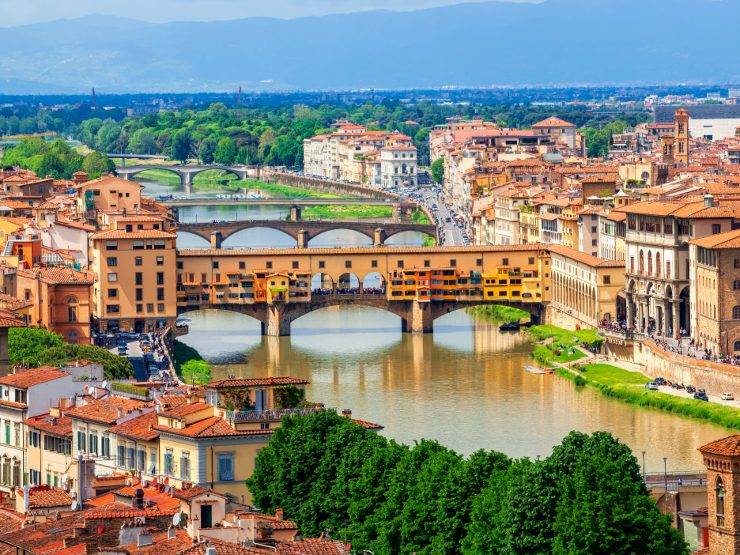Ponte Vecchio u Firenci: trgovine i koridor iznad Arna