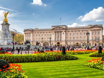Buckingham Palace i kraljevski London: priča iza ceremonije izmjene straže