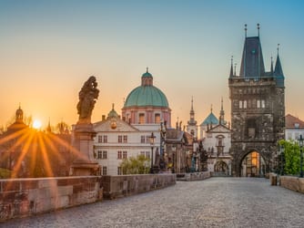 Karlov most u Pragu – most koji povezuje grad, Vltavu i povijest