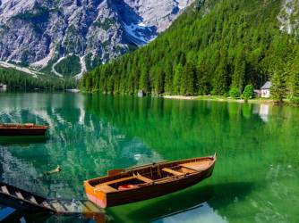Lago di Braies: planinsko jezero pod stijenama Dolomita
