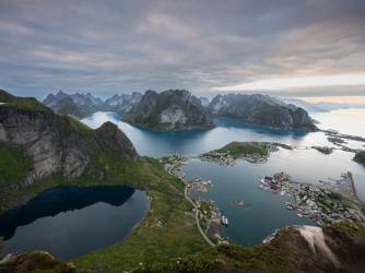 Lofoti Norveška - otoci gdje se planine spuštaju ravno u more