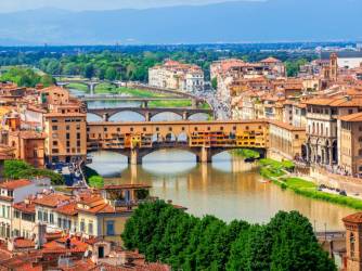 Ponte Vecchio u Firenci: trgovine i koridor iznad Arna