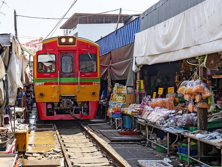 Tržnica kroz koju prolazi vlak – Maeklong Market