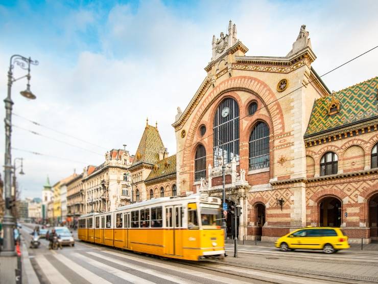 Velika gradska tržnica u Budimpešti – Zsolnay pločice, lángos i slatki klasici grada