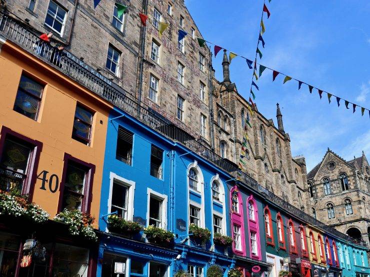 Victoria Street u Edinburghu: šareni izlozi, gornja terasa i priča o starom gradu